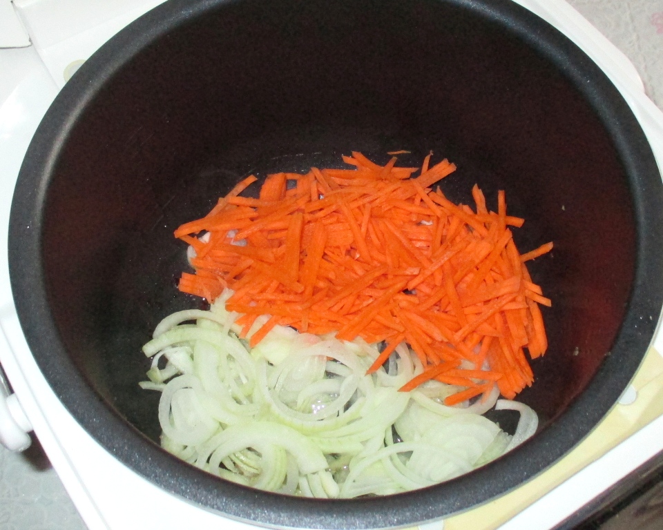 фото лука и моркови в чаше мультиварке, 