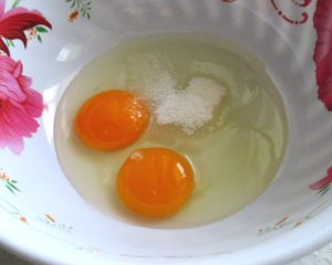 фото яйца в тарелке, блины на кефире пошаговое фото