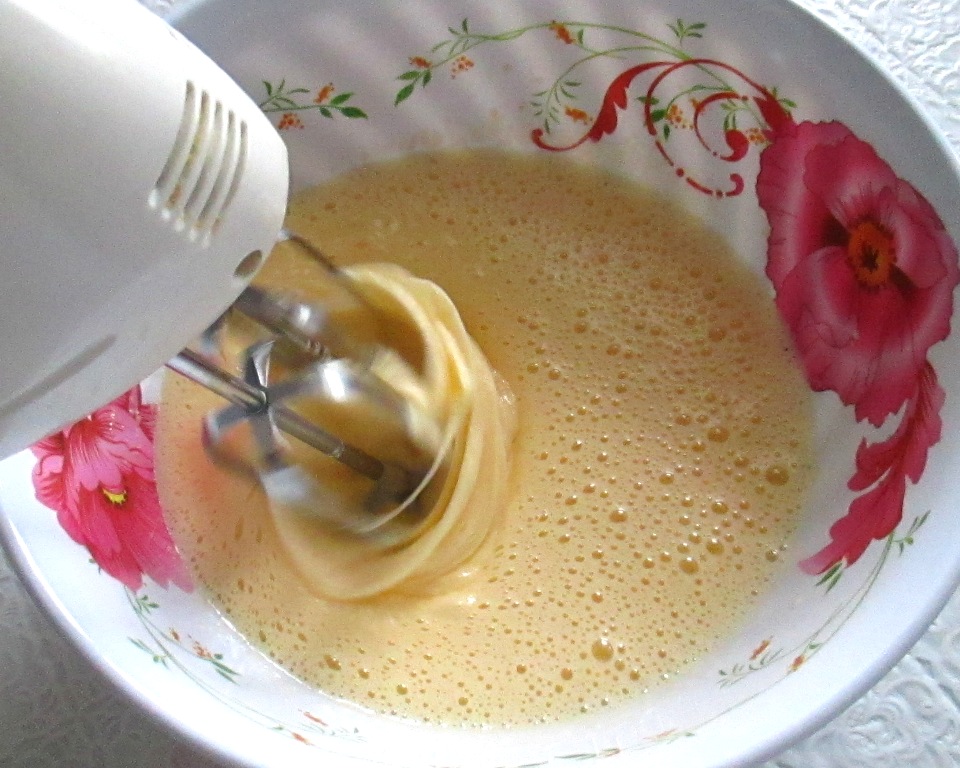оладьи быстро и вкусно с фото, фото процесс приготовления оладий, взбить яйца миксером, 