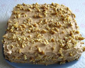 бисквитный торт фото, украшенный орехами