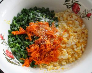фото фото начинка для пирожков - морковь, зеленый лук и яйца