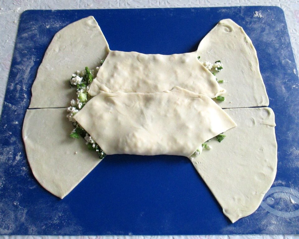 фото тесто с начинкой из творога и зеленого лука