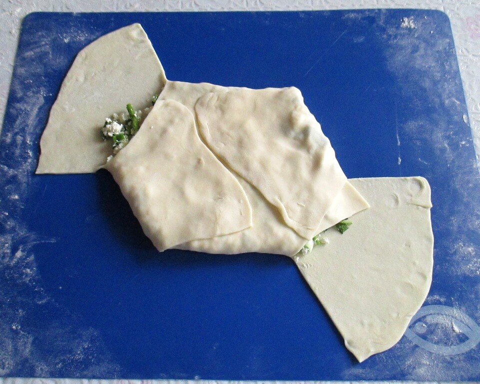 фото тесто с начинкой из творога и зеленого лука
