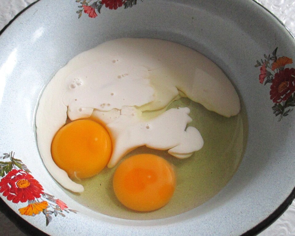 фото яйца с молоком в тарелке