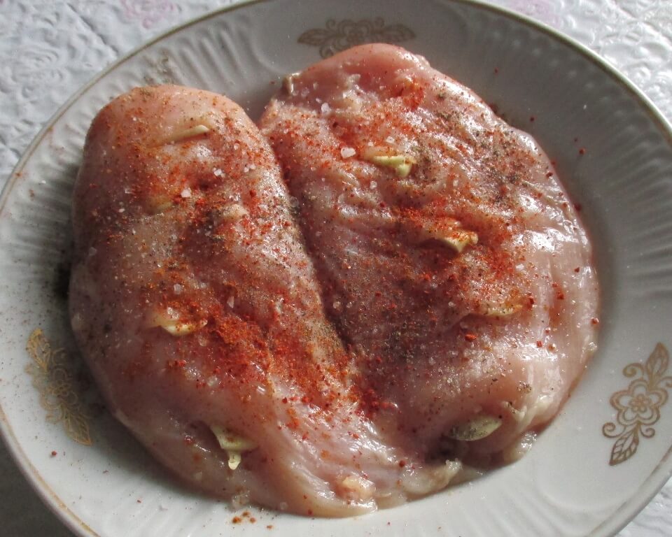 фото куриная грудка, необжаренное мясо курицы
