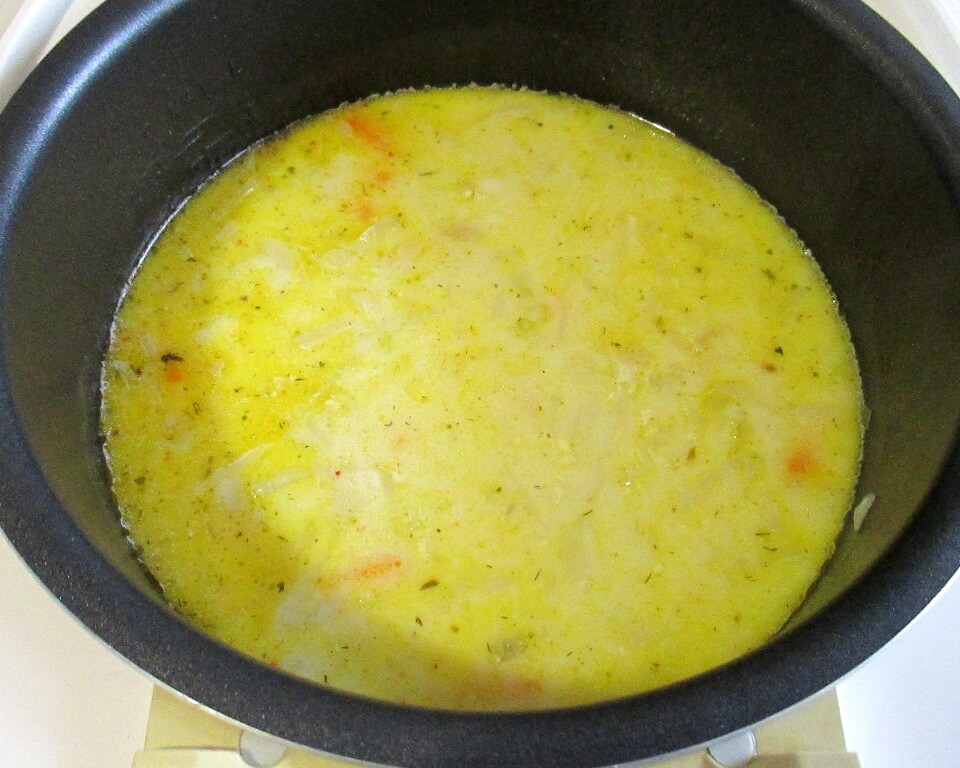 суп с сыром, капустой и фасолью